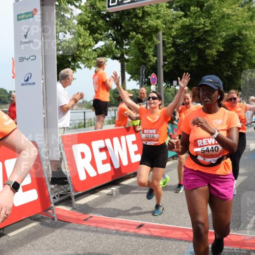15.06.2025 - REWE Women's Run Strokosch-Dieckow http://msf.ph/oto/7933119 15.06.2025 11:05:32 Ziel 5089, 5103, 5216, 5223, 5260, 5275, 5344, 5401, 5431, 5439, 5440, 5444, 5477, 5518, 5540, 5544, 5557, 5646, 5690 meine-sportfotos.de