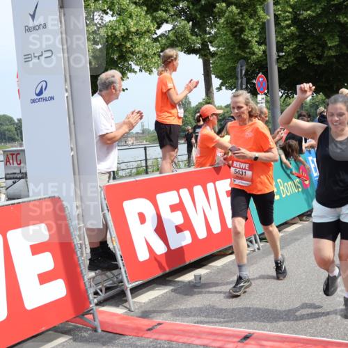 15.06.2025 - REWE Women's Run Strokosch-Dieckow http://msf.ph/oto/7933140 15.06.2025 11:05:34 Ziel 5089, 5103, 5216, 5260, 5275, 5344, 5401, 5431, 5439, 5440, 5444, 5477, 5518, 5540, 5544, 5557, 5604, 5646 meine-sportfotos.de