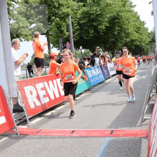 15.06.2025 - REWE Women's Run Strokosch-Dieckow http://msf.ph/oto/7933171 15.06.2025 11:05:37 Ziel 5089, 5103, 5216, 5260, 5275, 5344, 5431, 5439, 5440, 5444, 5477, 5544, 5604 meine-sportfotos.de