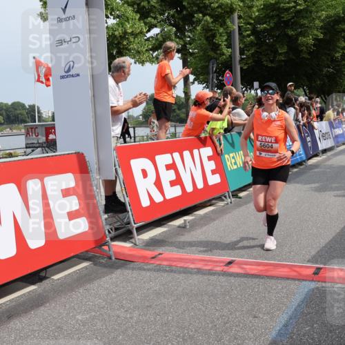 15.06.2025 - REWE Women's Run Strokosch-Dieckow http://msf.ph/oto/7933199 15.06.2025 11:05:39 Ziel 5089, 5103, 5216, 5260, 5344, 5431, 5439, 5544, 5604 meine-sportfotos.de
