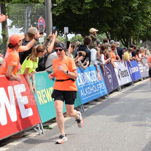 15.06.2025 - REWE Women's Run Strokosch-Dieckow http://msf.ph/oto/7933229 15.06.2025 11:05:46 Ziel 5028, 5146, 5284, 5387, 5388, 5472, 5604, 5668 meine-sportfotos.de