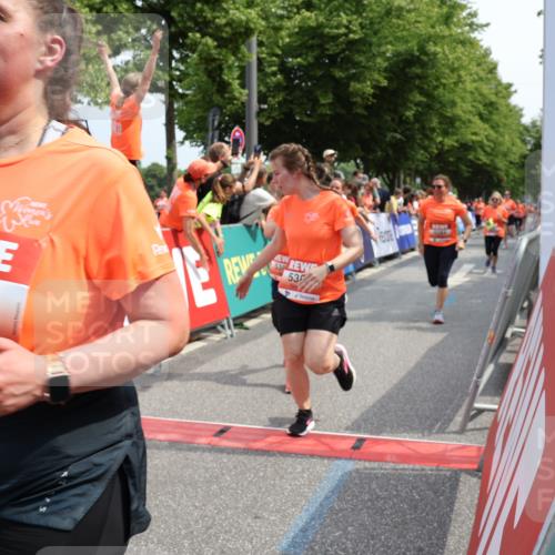 15.06.2025 - REWE Women's Run Strokosch-Dieckow http://msf.ph/oto/7933293 15.06.2025 11:05:50 Ziel 5005, 5028, 5146, 5284, 5387, 5388, 5472, 5553, 5668 meine-sportfotos.de