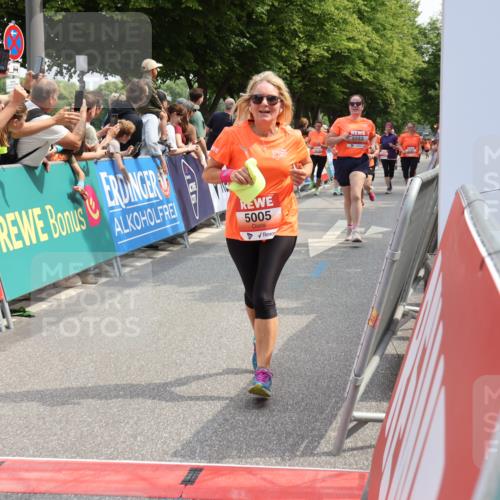 15.06.2025 - REWE Women's Run Strokosch-Dieckow http://msf.ph/oto/7933324 15.06.2025 11:05:53 Ziel 5005, 5028, 5146, 5195, 5212, 5261, 5265, 5284, 5298, 5387, 5388, 5472, 5553, 5668 meine-sportfotos.de