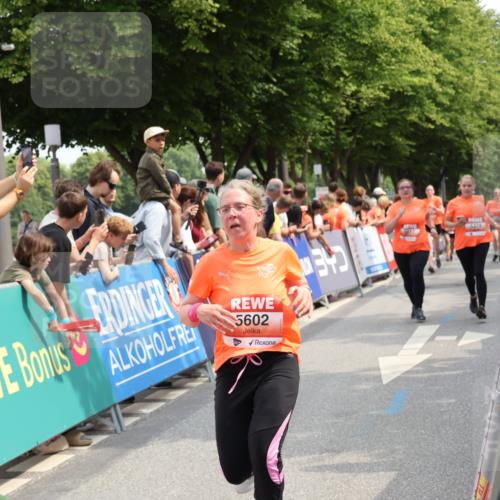 15.06.2025 - REWE Women's Run Strokosch-Dieckow http://msf.ph/oto/7933513 15.06.2025 11:06:09 Ziel 5189, 5270, 5285, 5374, 5450, 5517, 5522, 5530, 5602, 5636 meine-sportfotos.de