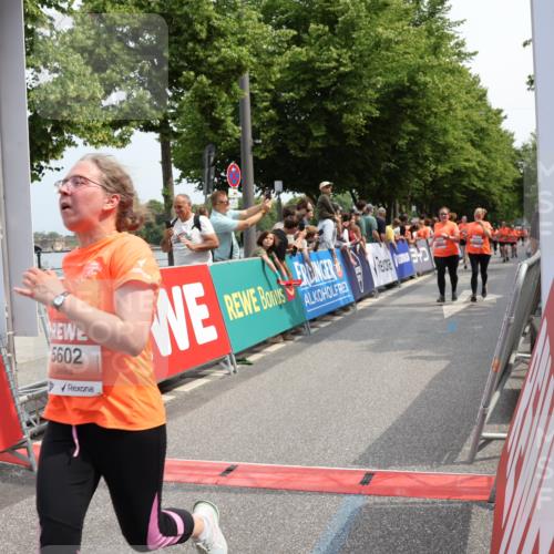 15.06.2025 - REWE Women's Run Strokosch-Dieckow http://msf.ph/oto/7933532 15.06.2025 11:06:10 Ziel 5189, 5270, 5374, 5450, 5517, 5522, 5556, 5602 meine-sportfotos.de