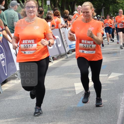 15.06.2025 - REWE Women's Run Strokosch-Dieckow http://msf.ph/oto/7933541 15.06.2025 11:06:12 Ziel 5189, 5374, 5517, 5522, 5556, 5602 meine-sportfotos.de