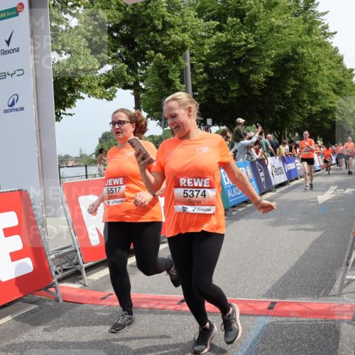 15.06.2025 - REWE Women's Run Strokosch-Dieckow http://msf.ph/oto/7933574 15.06.2025 11:06:13 Ziel 5374, 5517, 5556, 5602, 5666 meine-sportfotos.de