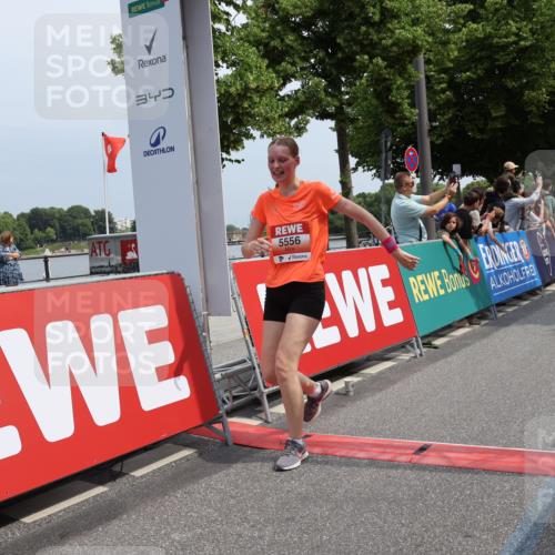 15.06.2025 - REWE Women's Run Strokosch-Dieckow http://msf.ph/oto/7933612 15.06.2025 11:06:17 Ziel 5013, 5029, 5257, 5288, 5374, 5424, 5517, 5556, 5666 meine-sportfotos.de