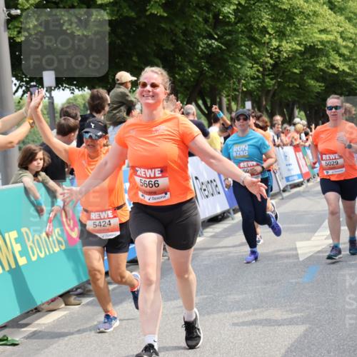 15.06.2025 - REWE Women's Run Strokosch-Dieckow http://msf.ph/oto/7933628 15.06.2025 11:06:19 Ziel 5013, 5029, 5257, 5288, 5374, 5424, 5517, 5556, 5666 meine-sportfotos.de