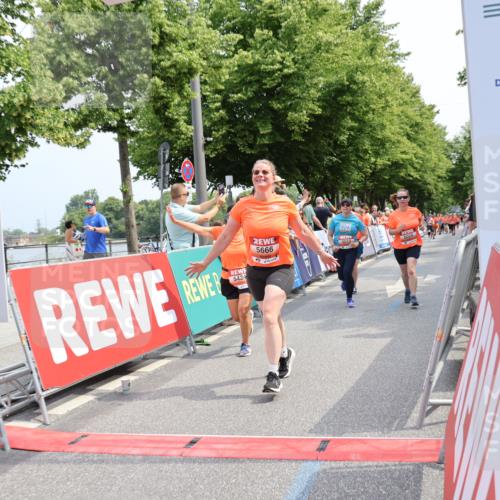 15.06.2025 - REWE Women's Run Strokosch-Dieckow http://msf.ph/oto/7933633 15.06.2025 11:06:19 Ziel 5013, 5029, 5257, 5288, 5374, 5424, 5517, 5556, 5666 meine-sportfotos.de
