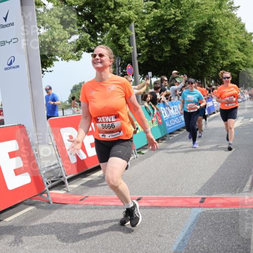 15.06.2025 - REWE Women's Run Strokosch-Dieckow http://msf.ph/oto/7933649 15.06.2025 11:06:20 Ziel 5013, 5029, 5257, 5288, 5374, 5424, 5517, 5556, 5666 meine-sportfotos.de