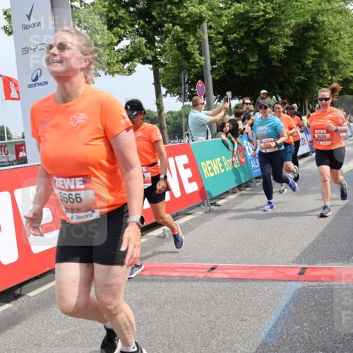 15.06.2025 - REWE Women's Run Strokosch-Dieckow http://msf.ph/oto/7933657 15.06.2025 11:06:20 Ziel 5013, 5029, 5257, 5288, 5374, 5424, 5517, 5556, 5666 meine-sportfotos.de