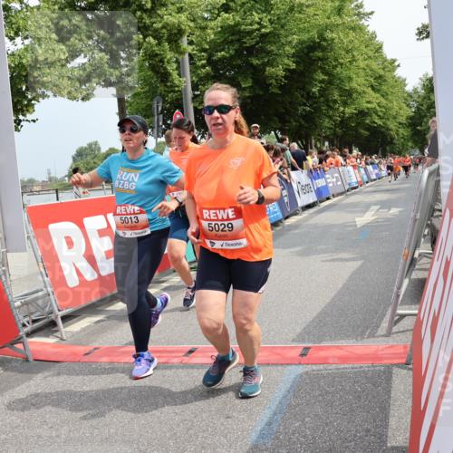 15.06.2025 - REWE Women's Run Strokosch-Dieckow http://msf.ph/oto/7933680 15.06.2025 11:06:21 Ziel 5013, 5029, 5257, 5288, 5424, 5556, 5666 meine-sportfotos.de