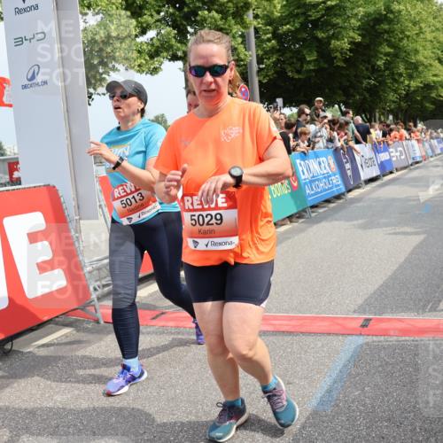 15.06.2025 - REWE Women's Run Strokosch-Dieckow http://msf.ph/oto/7933687 15.06.2025 11:06:22 Ziel 5013, 5029, 5257, 5288, 5424, 5556, 5666 meine-sportfotos.de