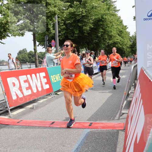 15.06.2025 - REWE Women's Run Strokosch-Dieckow http://msf.ph/oto/7933696 15.06.2025 11:06:30 Ziel 5061, 5084, 5153, 5356, 5606 meine-sportfotos.de