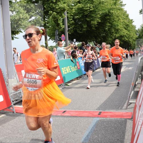 15.06.2025 - REWE Women's Run Strokosch-Dieckow http://msf.ph/oto/7933705 15.06.2025 11:06:31 Ziel 5061, 5084, 5153, 5356, 5606 meine-sportfotos.de
