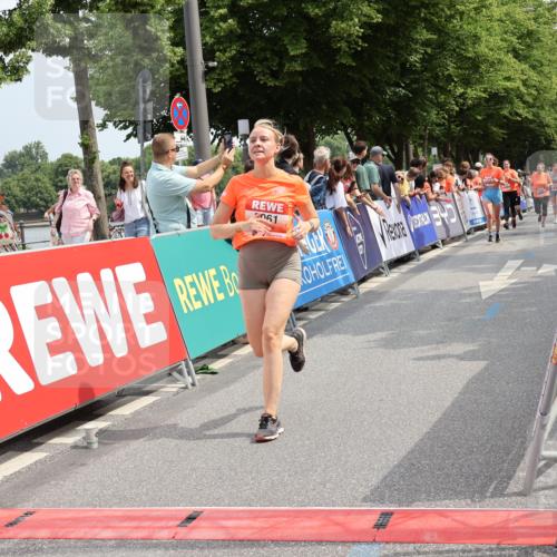 15.06.2025 - REWE Women's Run Strokosch-Dieckow http://msf.ph/oto/7933737 15.06.2025 11:06:33 Ziel 5061, 5084, 5153, 5324, 5356, 5606 meine-sportfotos.de