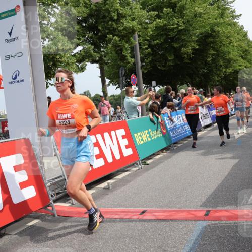 15.06.2025 - REWE Women's Run Strokosch-Dieckow http://msf.ph/oto/7933784 15.06.2025 11:06:39 Ziel 5046, 5049, 5061, 5070, 5101, 5238, 5324, 5339, 5340, 5356, 5437 meine-sportfotos.de