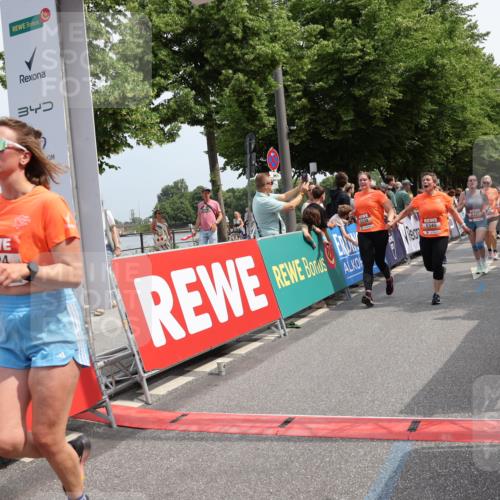 15.06.2025 - REWE Women's Run Strokosch-Dieckow http://msf.ph/oto/7933789 15.06.2025 11:06:39 Ziel 5046, 5049, 5061, 5070, 5101, 5238, 5324, 5339, 5340, 5356, 5437 meine-sportfotos.de