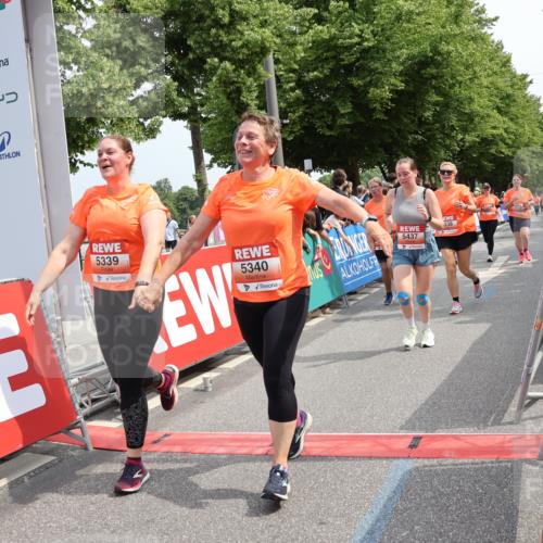 15.06.2025 - REWE Women's Run Strokosch-Dieckow http://msf.ph/oto/7933814 15.06.2025 11:06:41 Ziel 5046, 5049, 5070, 5101, 5238, 5324, 5339, 5340, 5437 meine-sportfotos.de