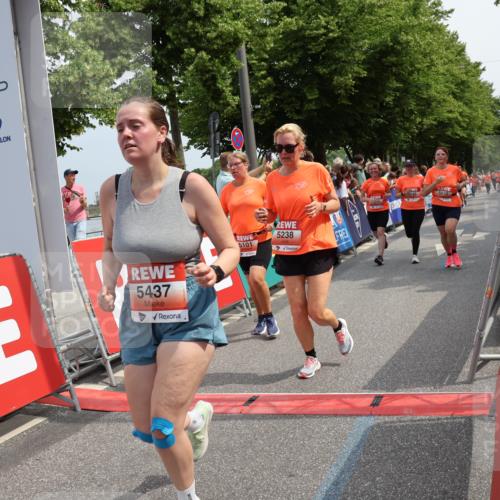 15.06.2025 - REWE Women's Run Strokosch-Dieckow http://msf.ph/oto/7933843 15.06.2025 11:06:42 Ziel 5046, 5049, 5070, 5101, 5238, 5324, 5339, 5340, 5437 meine-sportfotos.de