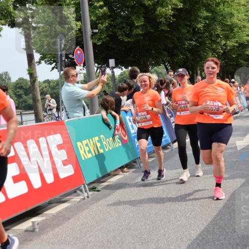15.06.2025 - REWE Women's Run Strokosch-Dieckow http://msf.ph/oto/7933858 15.06.2025 11:06:43 Ziel 5046, 5049, 5070, 5101, 5136, 5238, 5324, 5339, 5340, 5437 meine-sportfotos.de
