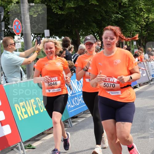 15.06.2025 - REWE Women's Run Strokosch-Dieckow http://msf.ph/oto/7933867 15.06.2025 11:06:44 Ziel 5046, 5049, 5070, 5101, 5136, 5238, 5324, 5339, 5340, 5437 meine-sportfotos.de