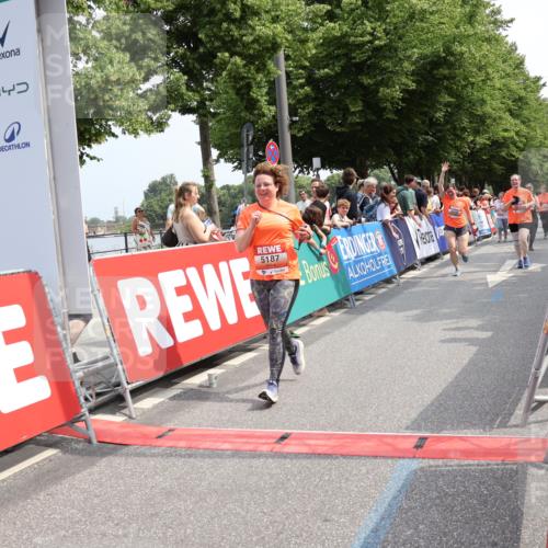 15.06.2025 - REWE Women's Run Strokosch-Dieckow http://msf.ph/oto/7933929 15.06.2025 11:06:57 Ziel 5159, 5187, 5367, 5506, 5555, 5618 meine-sportfotos.de