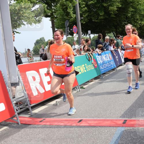 15.06.2025 - REWE Women's Run Strokosch-Dieckow http://msf.ph/oto/7933973 15.06.2025 11:07:00 Ziel 5080, 5159, 5187, 5367, 5506, 5555, 5618 meine-sportfotos.de
