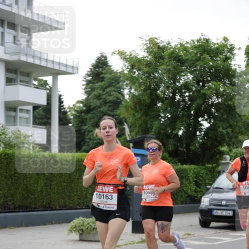 15.06.2025 - REWE Women's Run Jannik Wohlers http://msf.ph/oto/7934007 15.06.2025 08:25:30 Laufen 10163, 1065, 1043, 108 meine-sportfotos.de