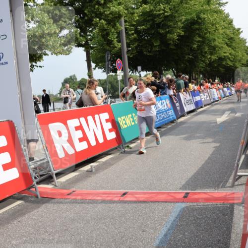 15.06.2025 - REWE Women's Run Strokosch-Dieckow http://msf.ph/oto/7934044 15.06.2025 11:07:04 Ziel 5080, 5126, 5187, 5367, 5496, 5506, 5555, 5618 meine-sportfotos.de