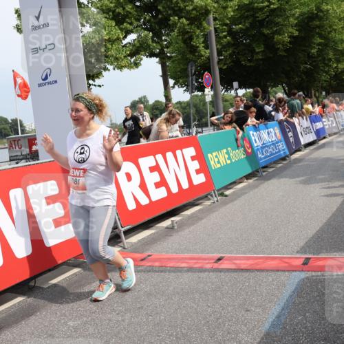 15.06.2025 - REWE Women's Run Strokosch-Dieckow http://msf.ph/oto/7934082 15.06.2025 11:07:05 Ziel 5080, 5096, 5126, 5367, 5496, 5506, 5555, 5618 meine-sportfotos.de