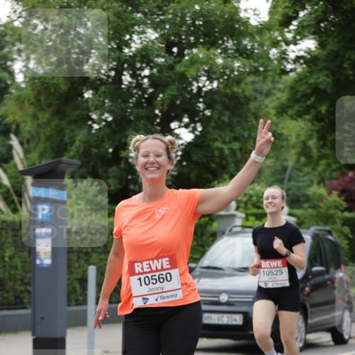 15.06.2025 - REWE Women's Run Jannik Wohlers http://msf.ph/oto/7934112 15.06.2025 08:25:32 Laufen 10560, 1043, 10525 meine-sportfotos.de