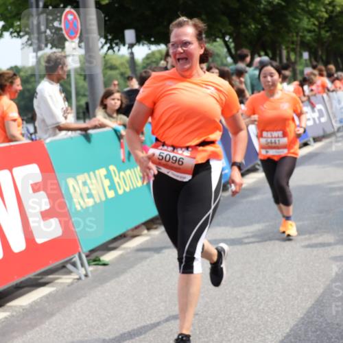 15.06.2025 - REWE Women's Run Strokosch-Dieckow http://msf.ph/oto/7934146 15.06.2025 11:07:11 Ziel 5080, 5096, 5126, 5441, 5496, 5622 meine-sportfotos.de