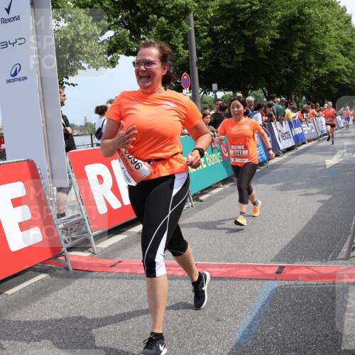 15.06.2025 - REWE Women's Run Strokosch-Dieckow http://msf.ph/oto/7934159 15.06.2025 11:07:12 Ziel 5096, 5126, 5441, 5496, 5622 meine-sportfotos.de