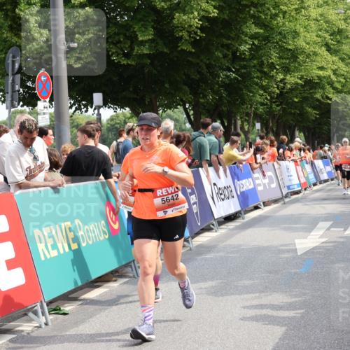 15.06.2025 - REWE Women's Run Strokosch-Dieckow http://msf.ph/oto/7934215 15.06.2025 11:07:20 Ziel 5563, 5622, 5642, 5676 meine-sportfotos.de