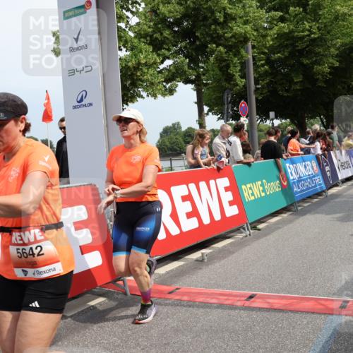 15.06.2025 - REWE Women's Run Strokosch-Dieckow http://msf.ph/oto/7934245 15.06.2025 11:07:22 Ziel 5125, 5254, 5563, 5622, 5642, 5676 meine-sportfotos.de