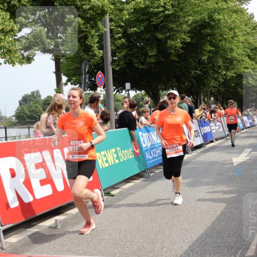 15.06.2025 - REWE Women's Run Strokosch-Dieckow http://msf.ph/oto/7934334 15.06.2025 11:07:27 Ziel 5125, 5131, 5254, 5563, 5642, 5676 meine-sportfotos.de