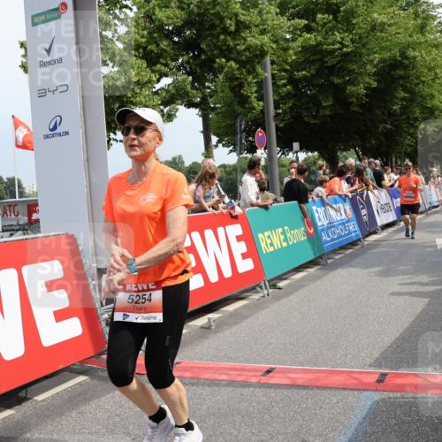 15.06.2025 - REWE Women's Run Strokosch-Dieckow http://msf.ph/oto/7934365 15.06.2025 11:07:29 Ziel 5092, 5125, 5131, 5254, 5563 meine-sportfotos.de