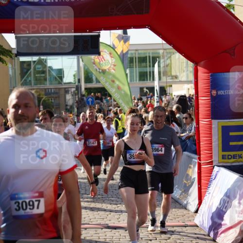 13.06.2025 - Holstenköstenlauf Felixshl http://msf.ph/oto/7934484 13.06.2025 18:03:46 Laufen 2017, 2633, 2666, 2711, 2857, 2859, 2886, 2946, 3091, 3092, 3097, 3147, 3202, 3204, 3263, 3596, 3598, 3611, 3612, 3799, 3837, 3902, 3903, 3920, 3964 meine-sportfotos.de
