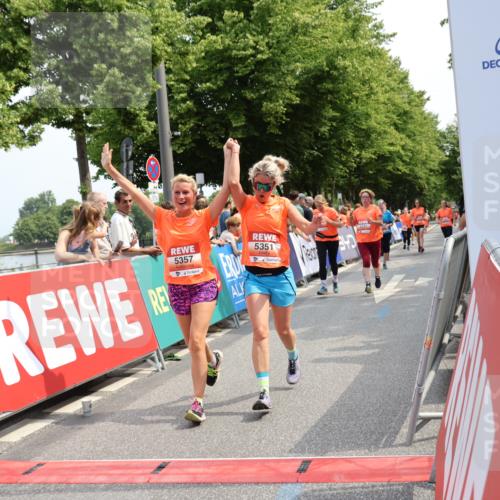 15.06.2025 - REWE Women's Run Strokosch-Dieckow http://msf.ph/oto/7934765 15.06.2025 11:07:53 Ziel 5050, 5138, 5174, 5231, 5351, 5357, 5634 meine-sportfotos.de