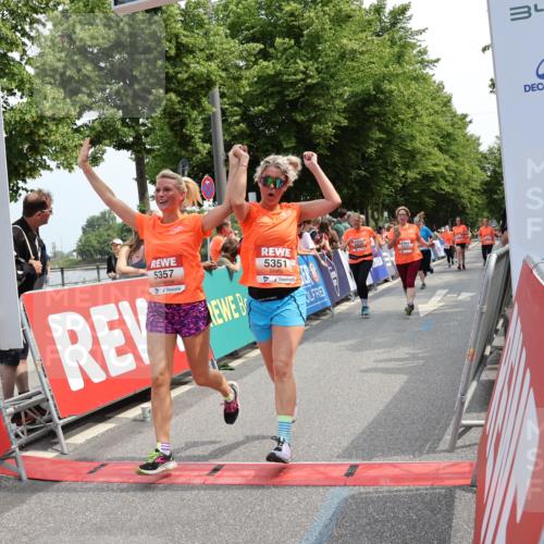 15.06.2025 - REWE Women's Run Strokosch-Dieckow http://msf.ph/oto/7934780 15.06.2025 11:07:53 Ziel 5050, 5138, 5174, 5231, 5351, 5357, 5634 meine-sportfotos.de