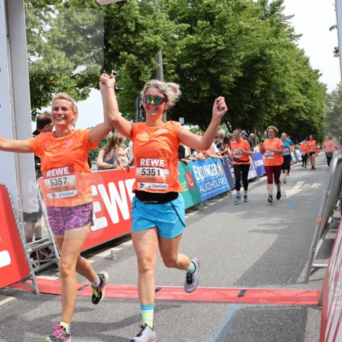 15.06.2025 - REWE Women's Run Strokosch-Dieckow http://msf.ph/oto/7934790 15.06.2025 11:07:53 Ziel 5050, 5138, 5174, 5231, 5351, 5357, 5634 meine-sportfotos.de
