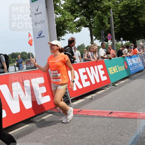 15.06.2025 - REWE Women's Run Strokosch-Dieckow http://msf.ph/oto/7934937 15.06.2025 11:08:02 Ziel 5050, 5138, 5181, 5231, 5350, 5509, 5603, 5634 meine-sportfotos.de