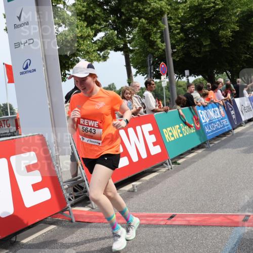 15.06.2025 - REWE Women's Run Strokosch-Dieckow http://msf.ph/oto/7934982 15.06.2025 11:08:17 Ziel 5135, 5643 meine-sportfotos.de