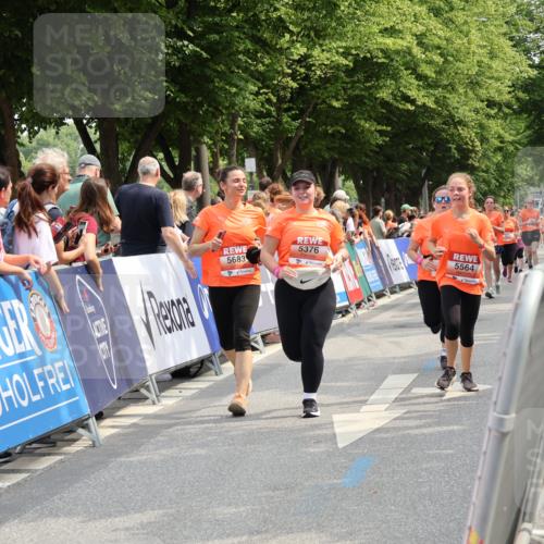 15.06.2025 - REWE Women's Run Strokosch-Dieckow http://msf.ph/oto/7935110 15.06.2025 11:08:25 Ziel 5135, 5296, 5376, 5526, 5541, 5564, 5683 meine-sportfotos.de