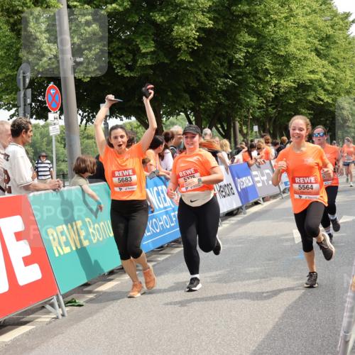 15.06.2025 - REWE Women's Run Strokosch-Dieckow http://msf.ph/oto/7935160 15.06.2025 11:08:27 Ziel 5135, 5296, 5376, 5526, 5541, 5564, 5683 meine-sportfotos.de