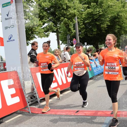 15.06.2025 - REWE Women's Run Strokosch-Dieckow http://msf.ph/oto/7935192 15.06.2025 11:08:28 Ziel 5135, 5296, 5376, 5526, 5541, 5564, 5683 meine-sportfotos.de