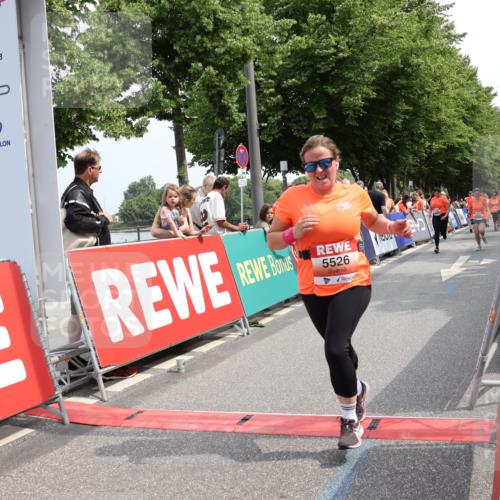 15.06.2025 - REWE Women's Run Strokosch-Dieckow http://msf.ph/oto/7935217 15.06.2025 11:08:29 Ziel 5057, 5296, 5376, 5526, 5541, 5564, 5683 meine-sportfotos.de