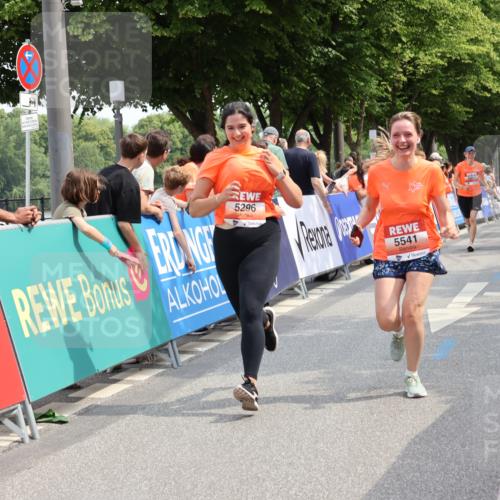 15.06.2025 - REWE Women's Run Strokosch-Dieckow http://msf.ph/oto/7935251 15.06.2025 11:08:31 Ziel 5057, 5296, 5376, 5469, 5526, 5529, 5541, 5564, 5683 meine-sportfotos.de